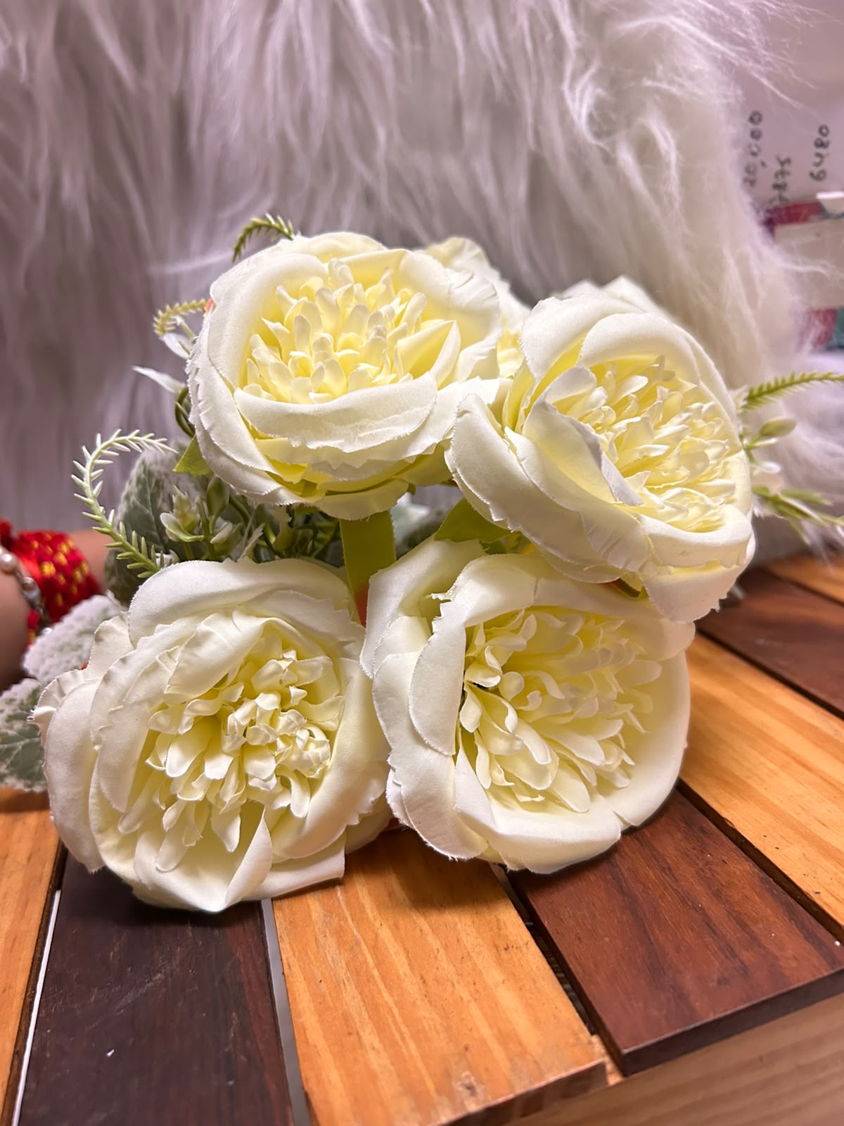 English Garden Rose Bunch - 7 Large 3.5 Inch Off-White Blooms with Foliage for Wedding Cakes, Home Decor and Hampers