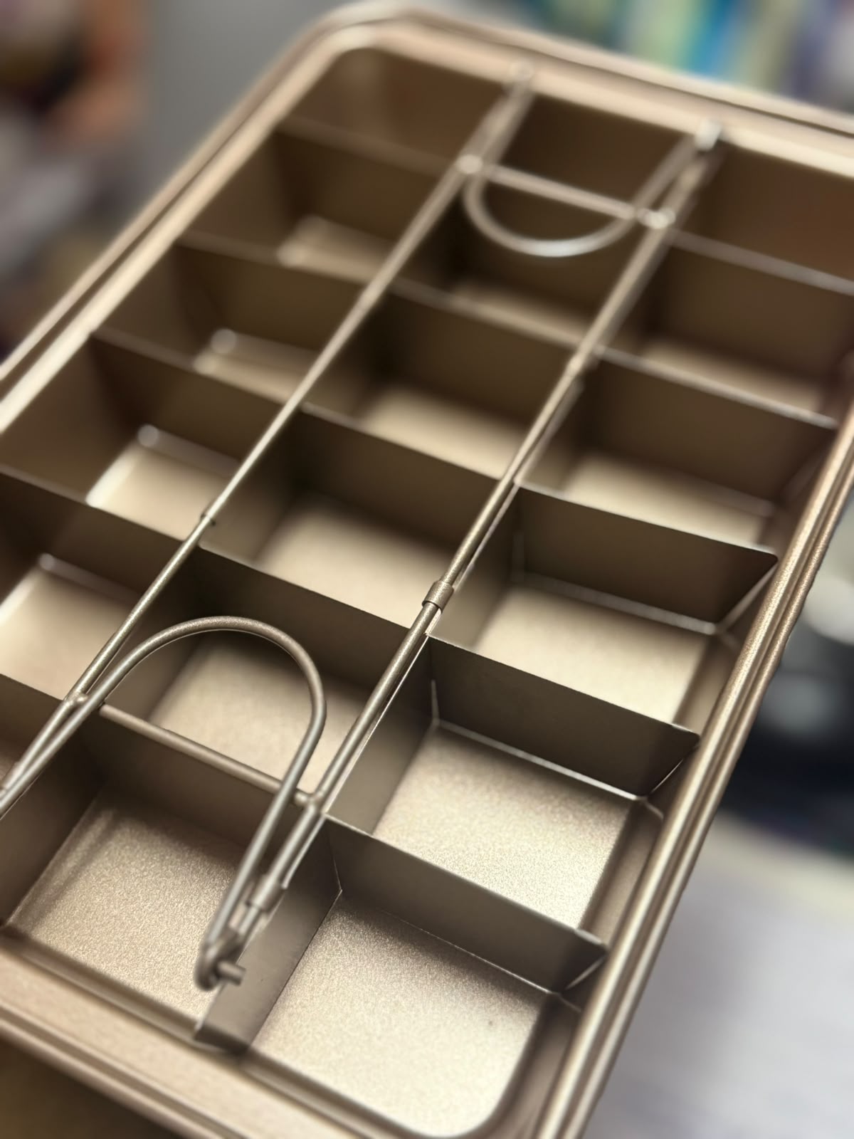 18 Pre-Slice Brownie Pan - Carbon Steel Nonstick Baking Tray with Grips, 12 x 8 x 2 inch