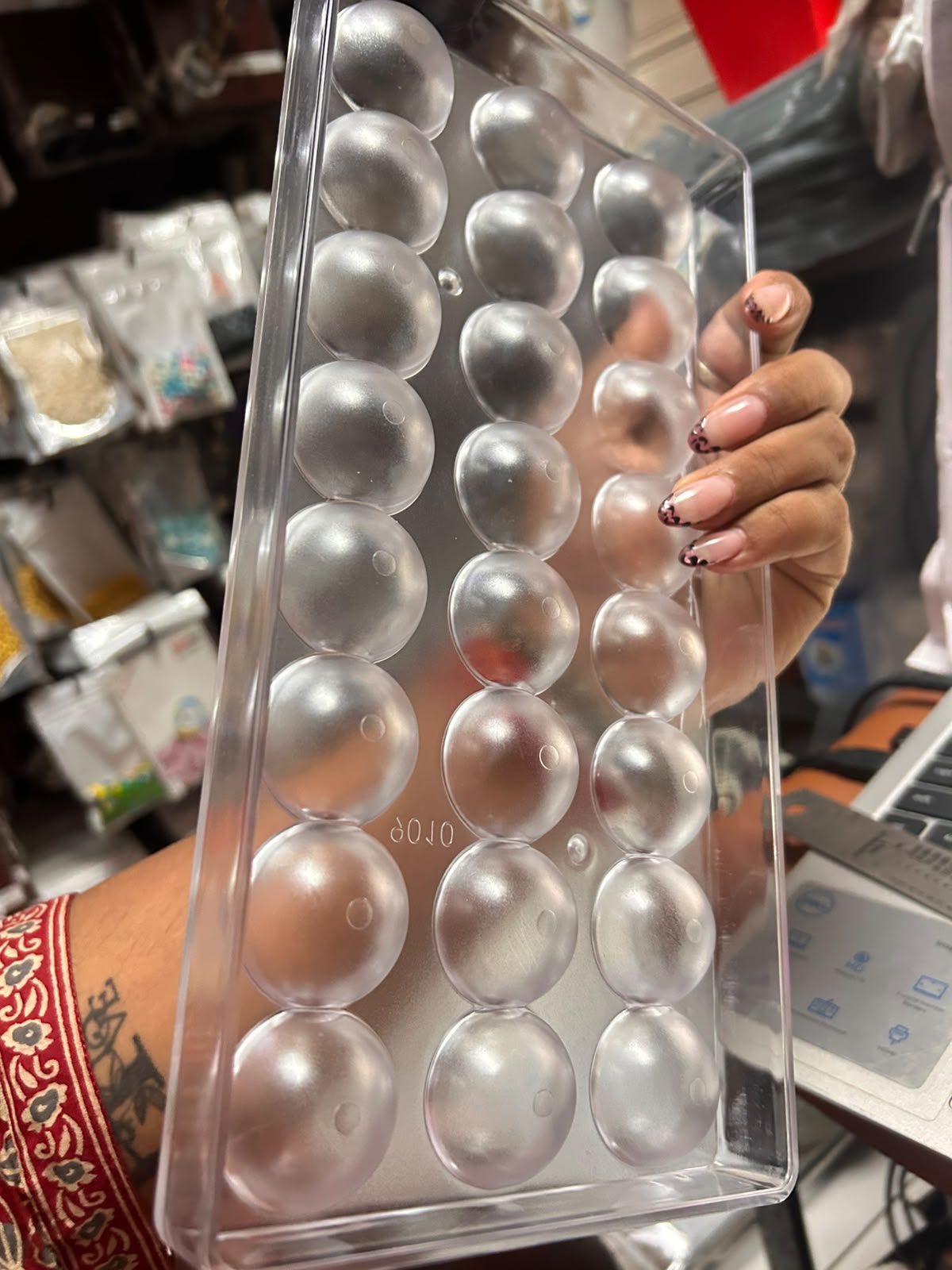 Bonbon Polycarbonate Chocolate Mould - 24 Cavity Half Sphere Dome